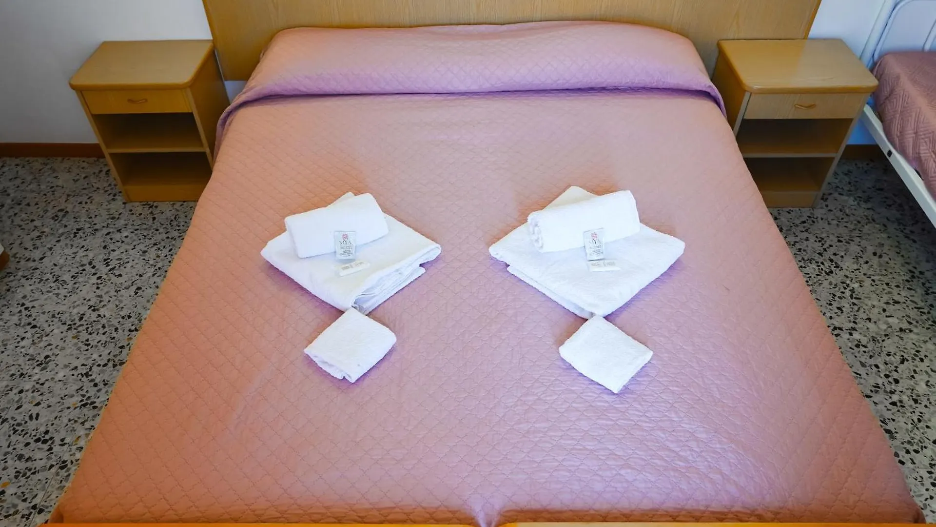 Hotel Lea B&B Pensione Completa Rimini 2*,