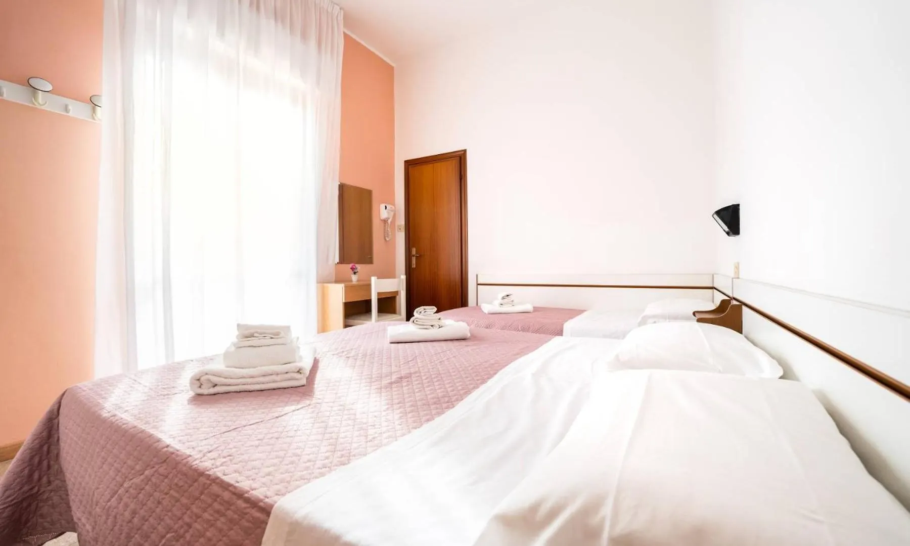 Hotel Lea B&B Pensione Completa Римини