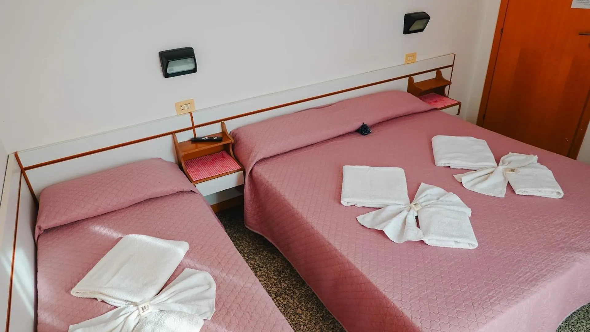 Hotel Lea B&B Pensione Completa Римини 2*,