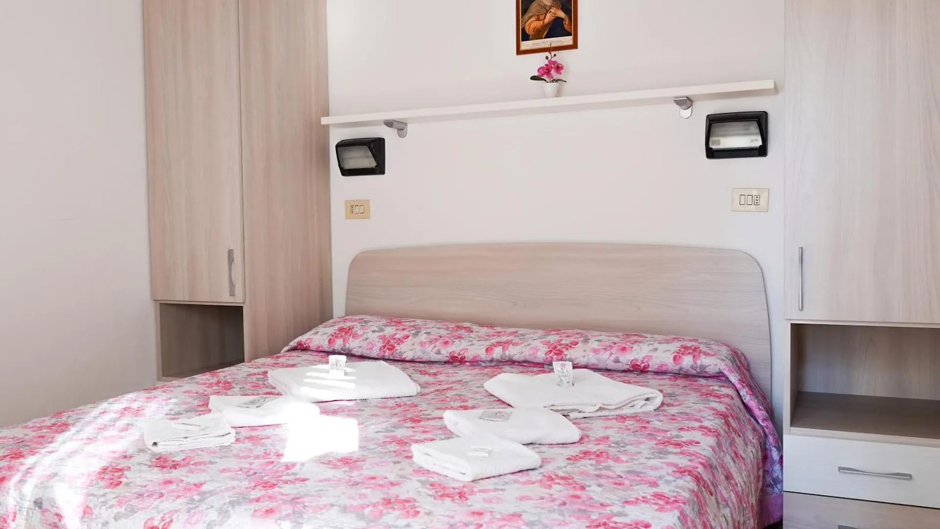 Hotel Lea B&B Pensione Completa Римини 2*,  Италия